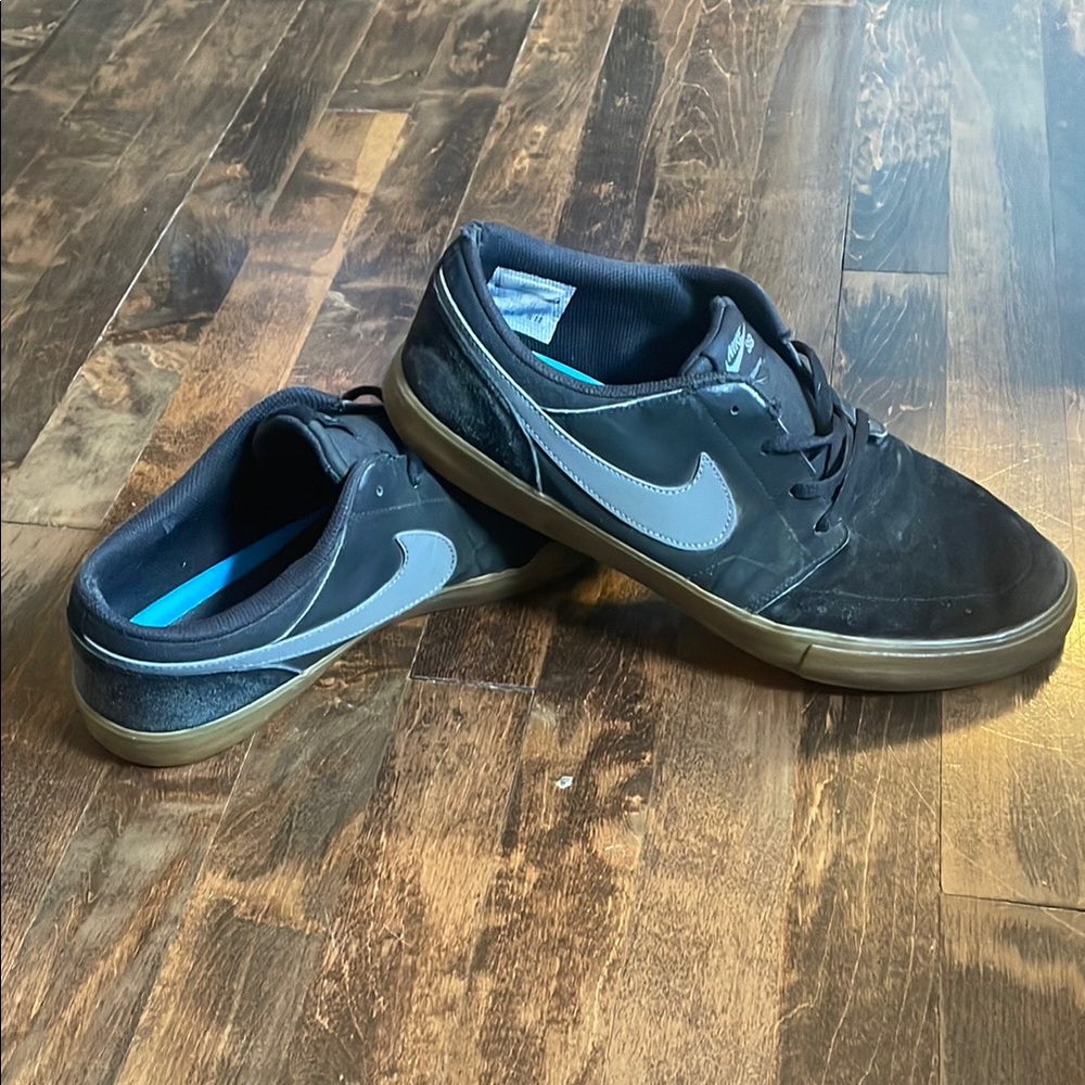Nike Men's Black and Gray Sneakers